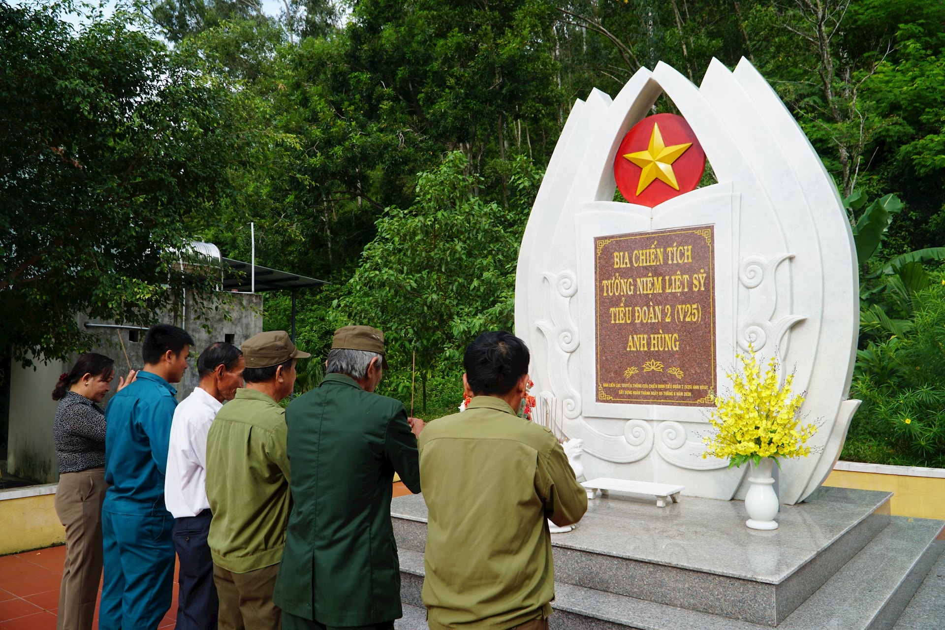 Cựu binh V25 tại di tích trận đánh Hòn Bằng