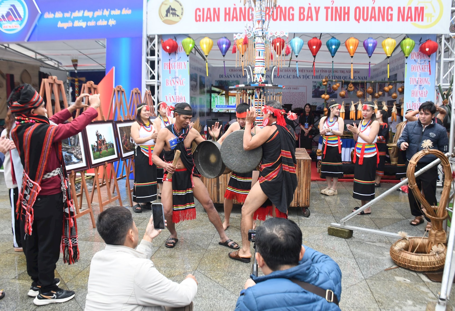  Không gian trưng bày, giới thiệu văn hóa truyền thống người Co, cuốn hút du khách và đoạt giải A tại Ngày hội Văn hóa các dân tộc Việt Nam năm 2024. Ảnh: N.B.