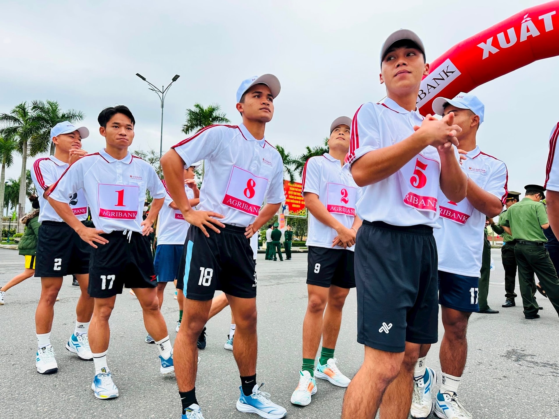 Các VĐV đơn vị Bộ đội Biên phòng tỉnh khởi động trước giải đấu. Năm nay, Bộ đội Biên phòng có 30 VĐV tham dự ở các cự ly theo điều lệ giải.