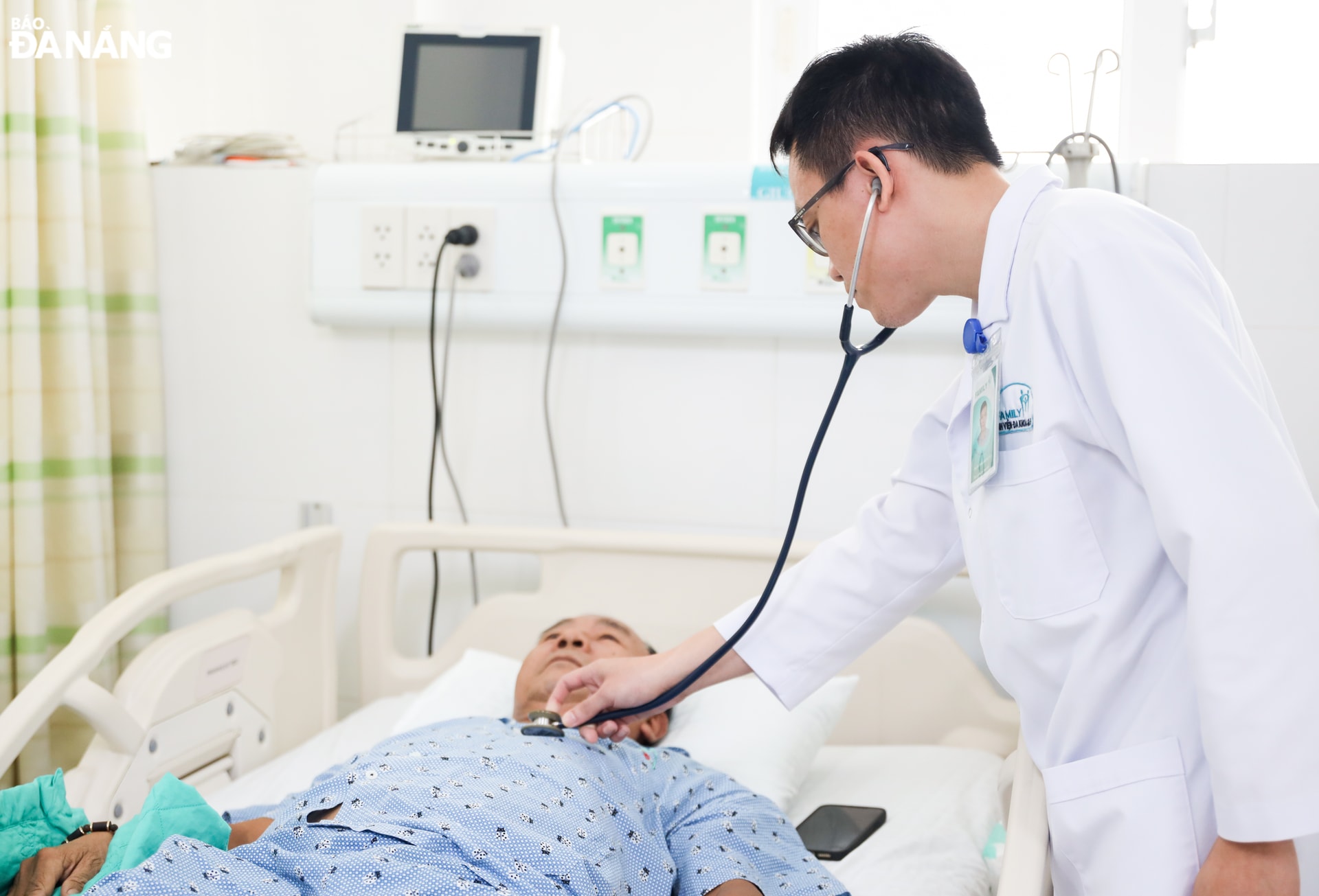 Bác sĩ thăm khám và kiểm tra sức khỏe trước khi cho bệnh nhân xuất viện. Ảnh: L.H
