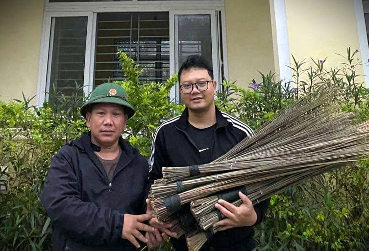 Học sinh Nam Giang làm chổi từ... lá cây tà vạc