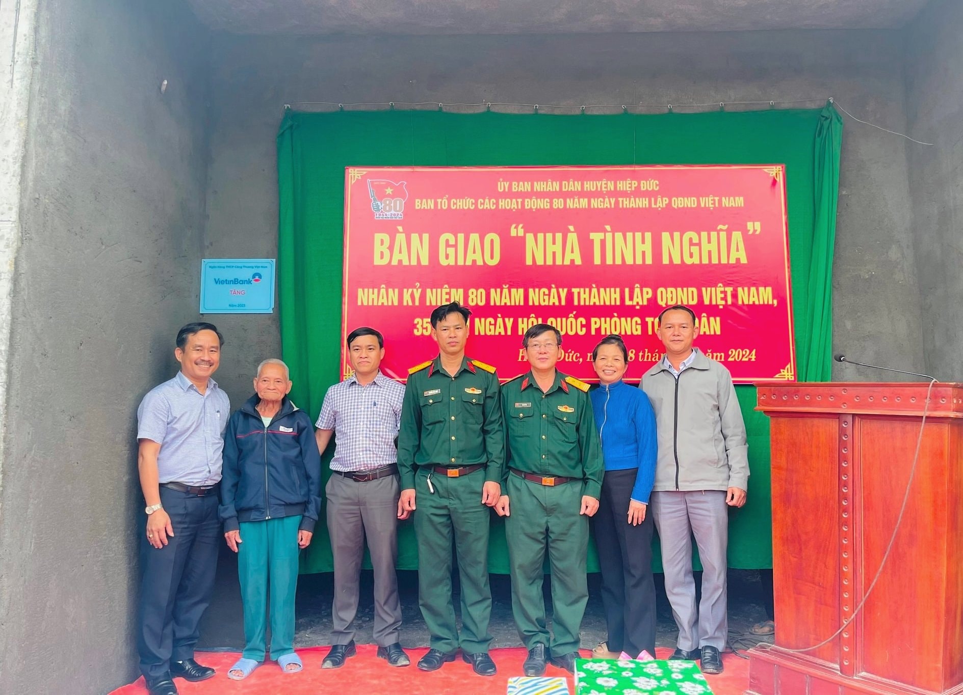 lanh-dao-huyen-hiep-duc-gui-loi-chuc-mung-cung-gia-dinh-ong-vo-van-ngoc (1)