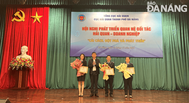 Thừa ủy quyền của Tổng cục trưởng Tổng cục Hải quan, Phó Chủ tịch Thường trực UBND thành phố Hồ Kỳ Minh trao giấy khen cho 1 tập thể, 2 cá nhân thuộc Cục Hải quan Đà Nẵng 