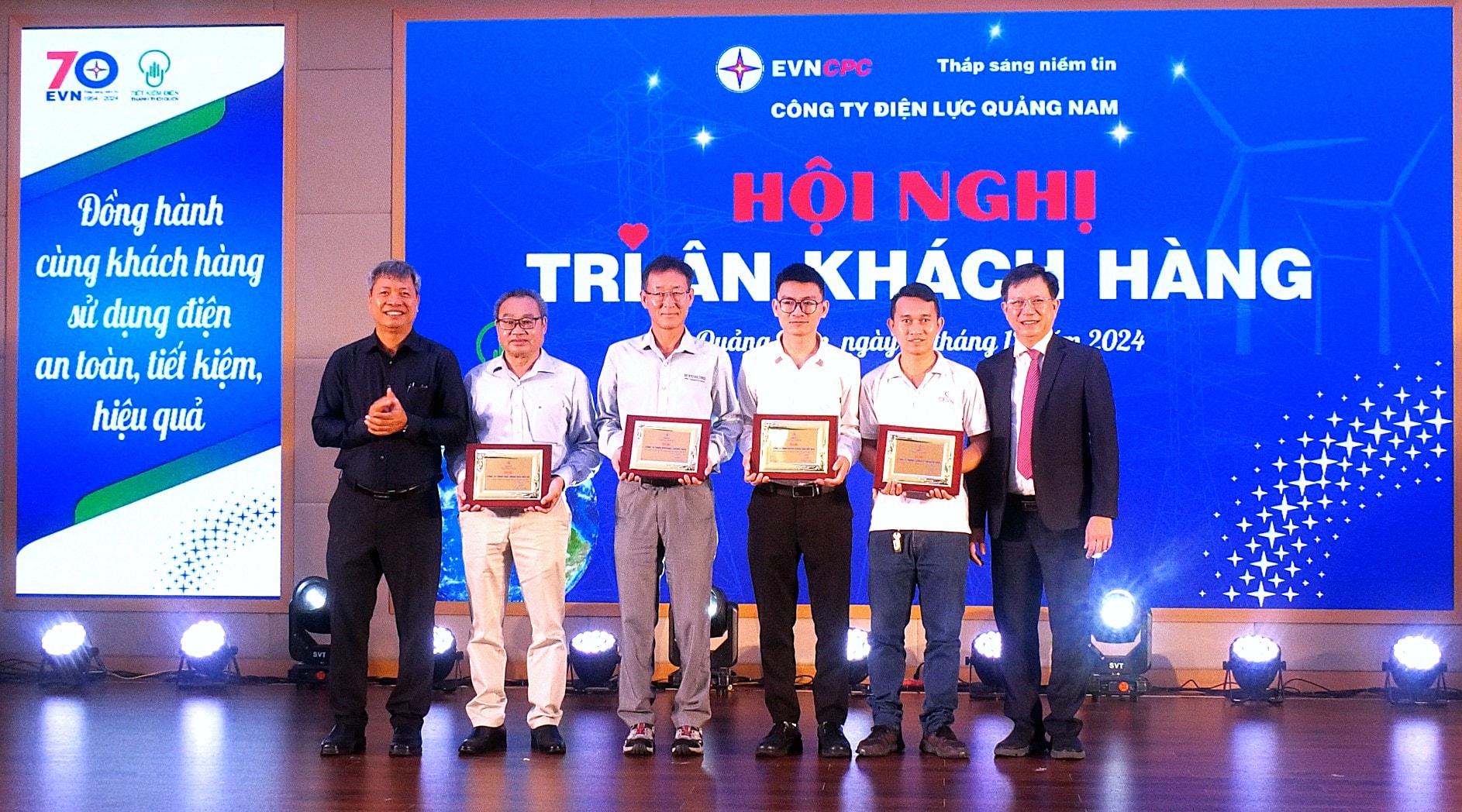 PCT tinh-GĐPC tang qua