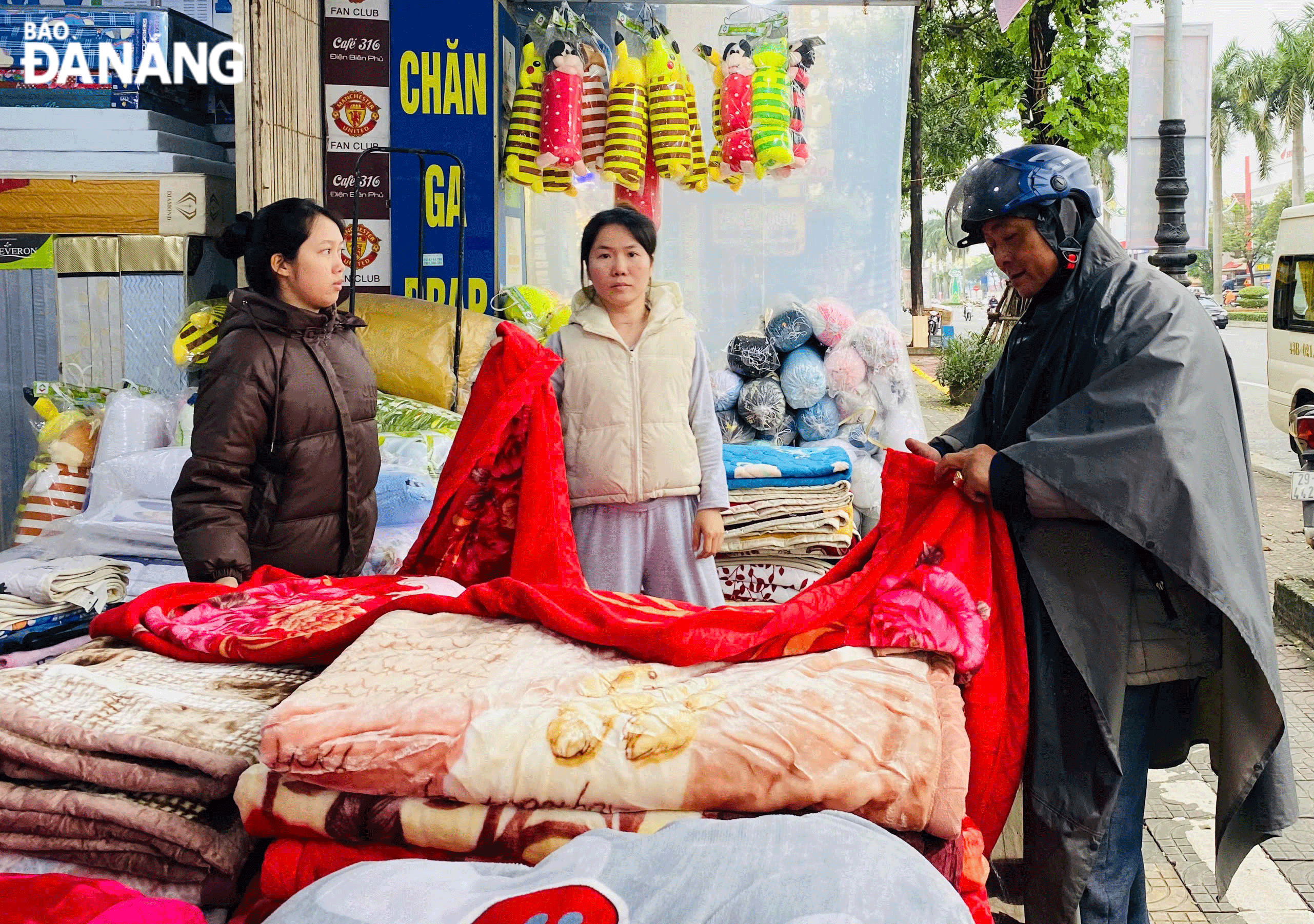 Người dân mua chăn mền tại cửa hàng Ngọc Cảm, đường Điện Biên Phủ, quận Thanh Khê. Ảnh: MAI LY