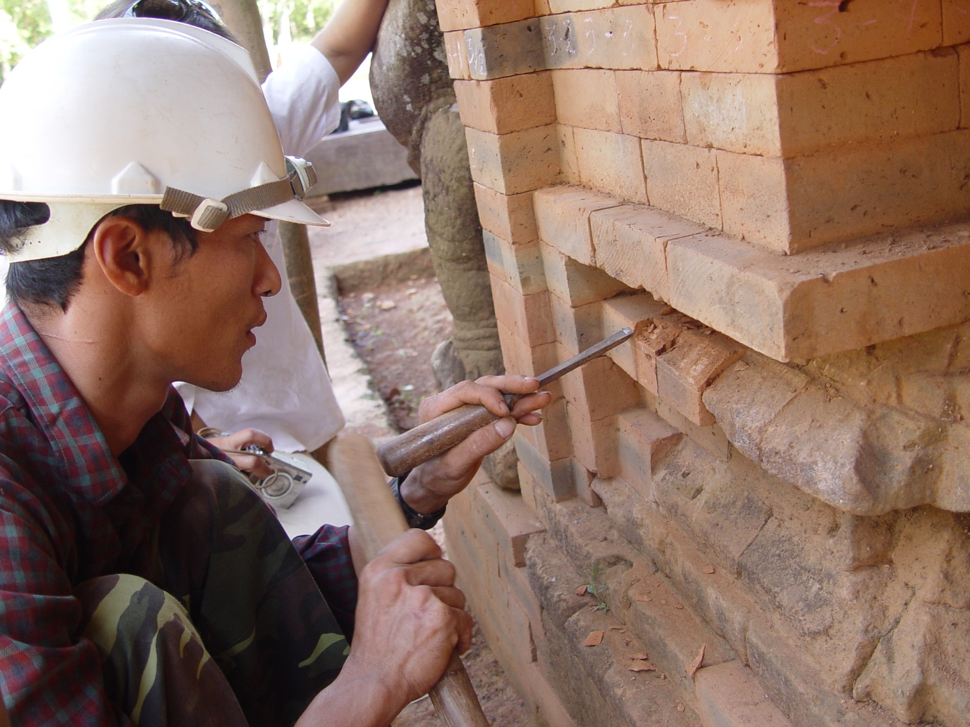 Ông Võ Văn Thiên, thợ trùng tu tại nhóm G, di tích Mỹ Sơn. Nguồn Lerici Foundation