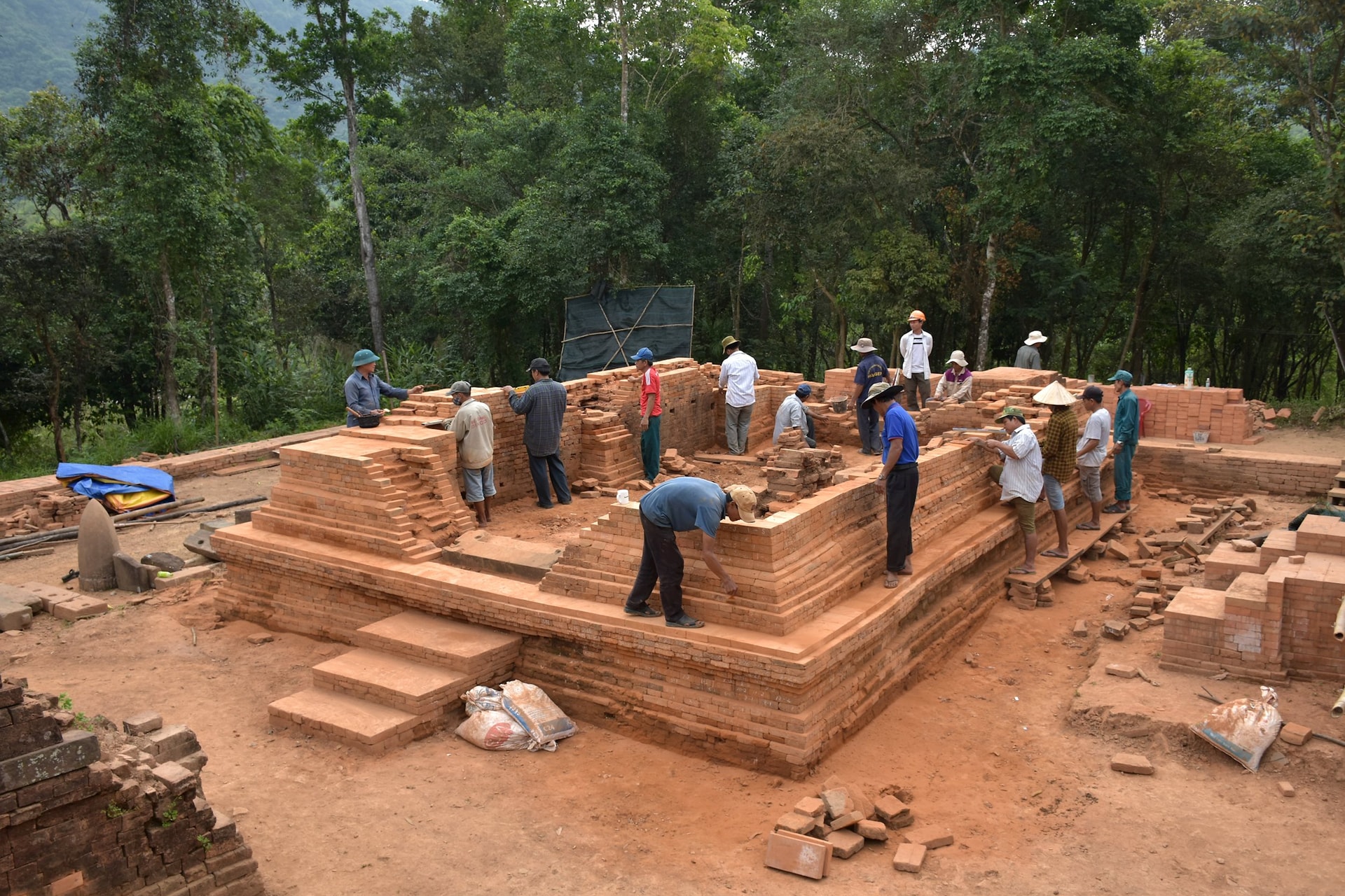 Trùng tu Mandapa H2, nhóm H di tích Mỹ Sơn. Nguồn Ảnh tư liệu ASI