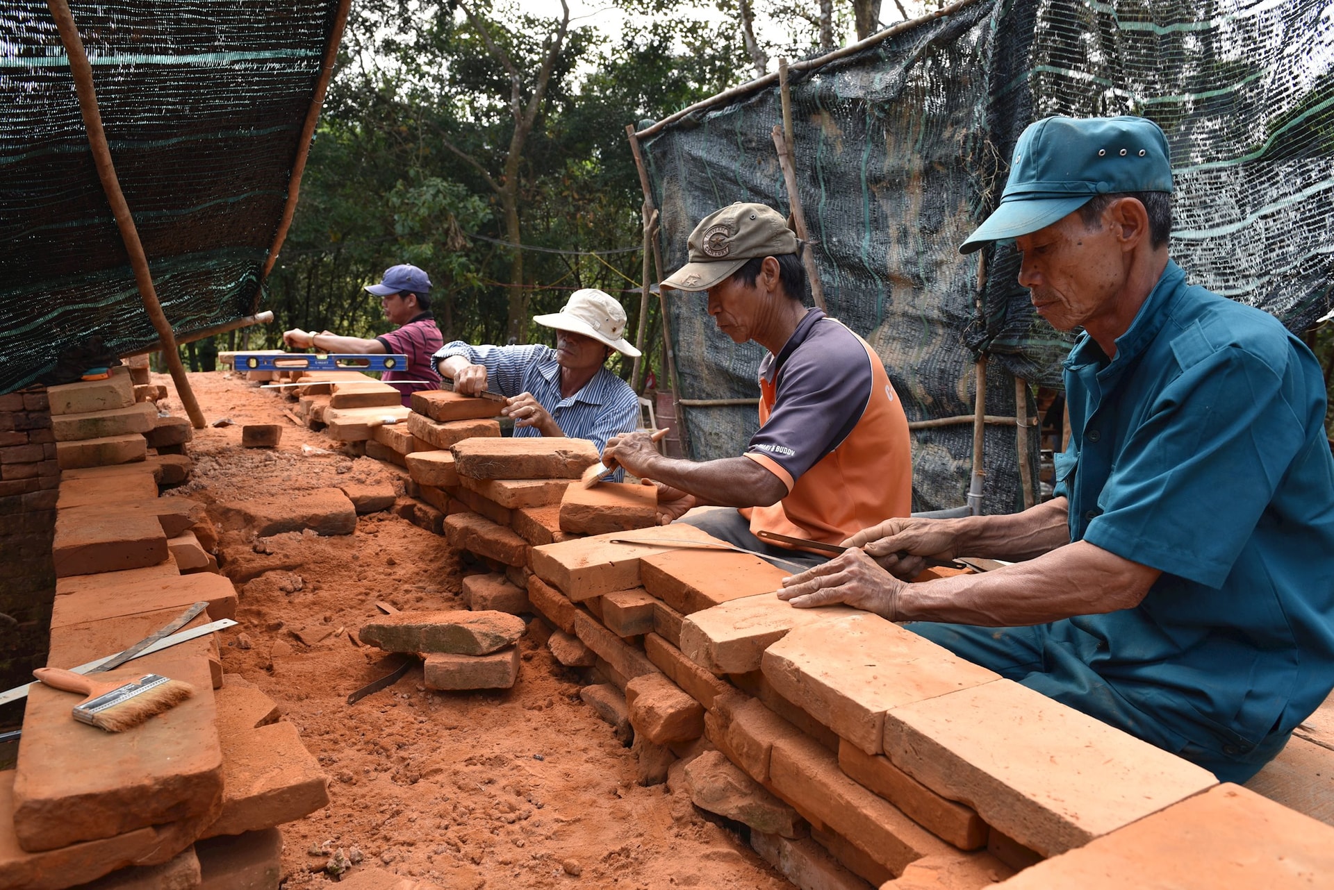 Trùng tu tại nhóm H, Mỹ Sơn. Ảnh Văn Thọ