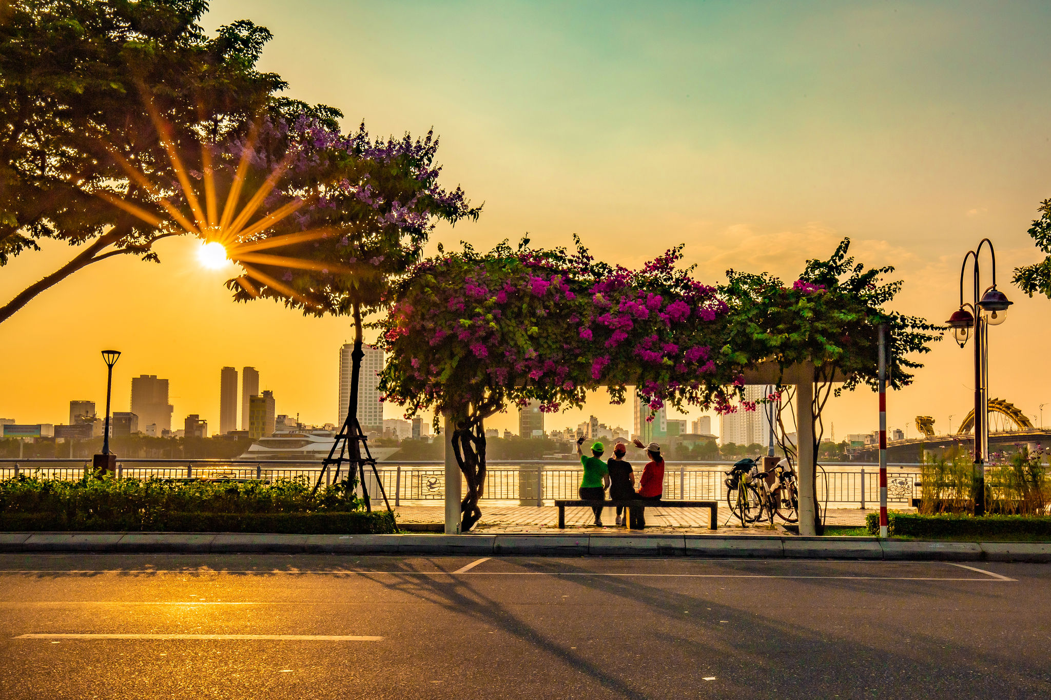 Đường Bạch Đằng bên sông Hàn.Ảnh: MINH TÚ
