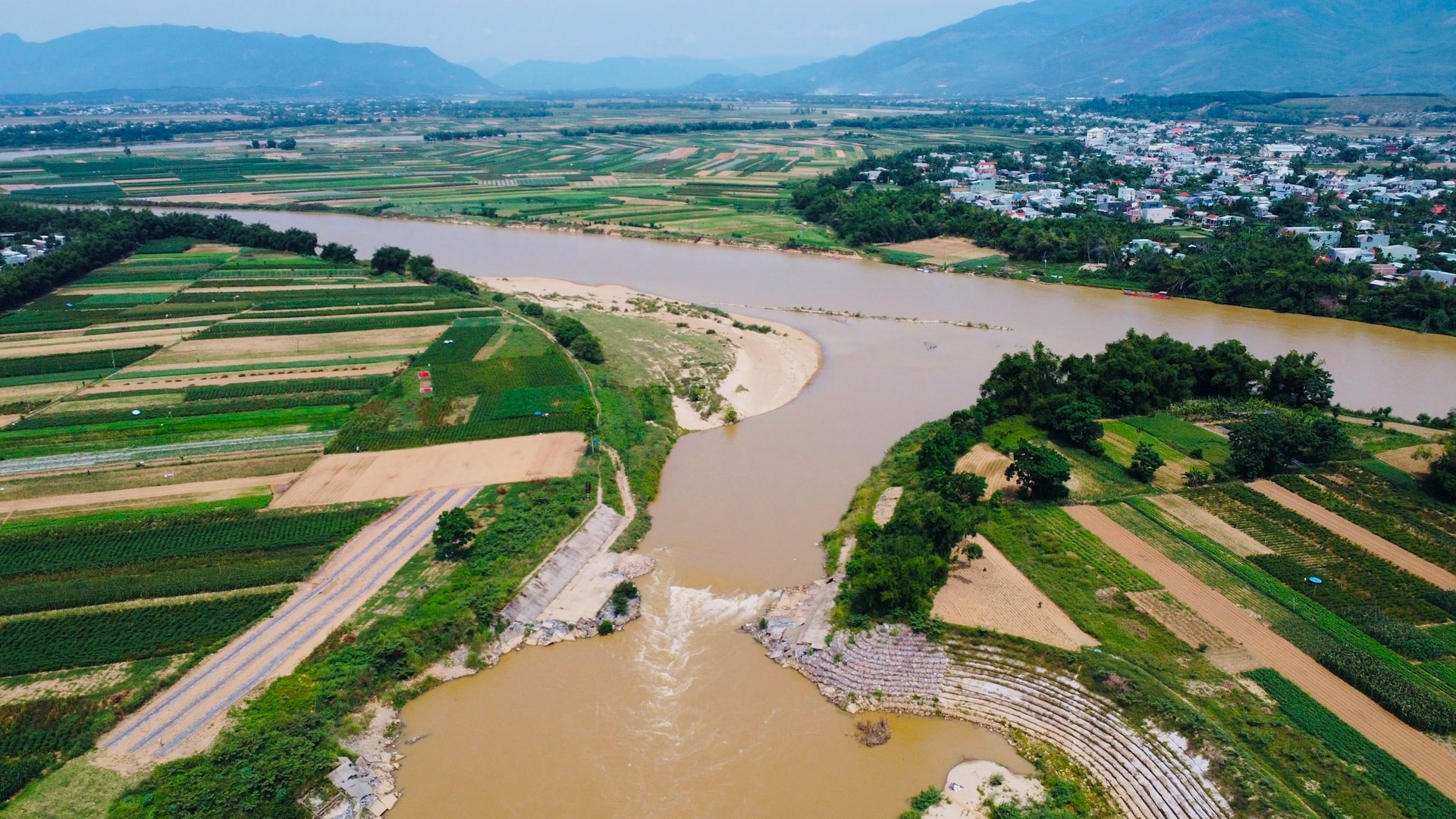 Đập tạm tại ngã ba sông Quảng Huế giúp tăng tỷ lệ phân lưu nước về hạ du sông Vu Gia trong những năm gần đây nhưng cần có công trình căn cơ hơn trong tương lai. Ảnh: Q.T