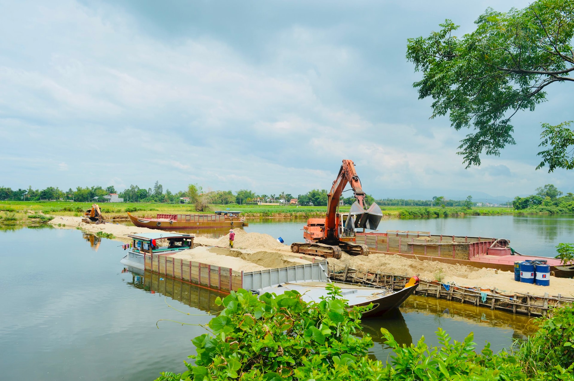 Đập tạm ngăn mặn trên sông Vĩnh Điện được thiết lập hằng năm và bị phá dỡ mỗi khi mùa mưa lũ đến. Ảnh: Q.T