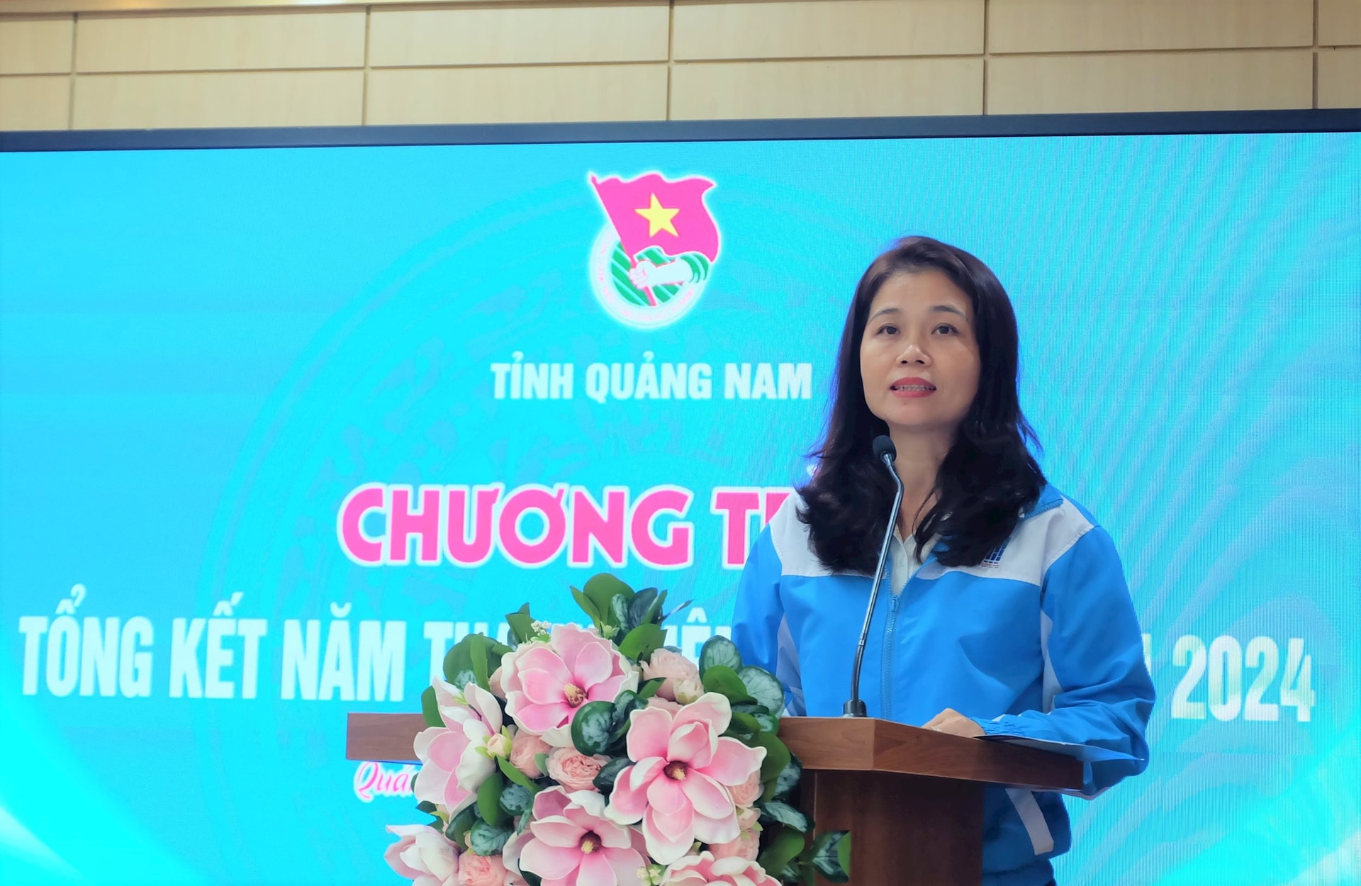 Bí thư Tỉnh đoàn Phạm Thị Thanh ôn lại hành trình 10 năm thanh niên tình nguyện và 25 năm chiến dịch thanh niên tình nguyện hè. Ảnh: M.L