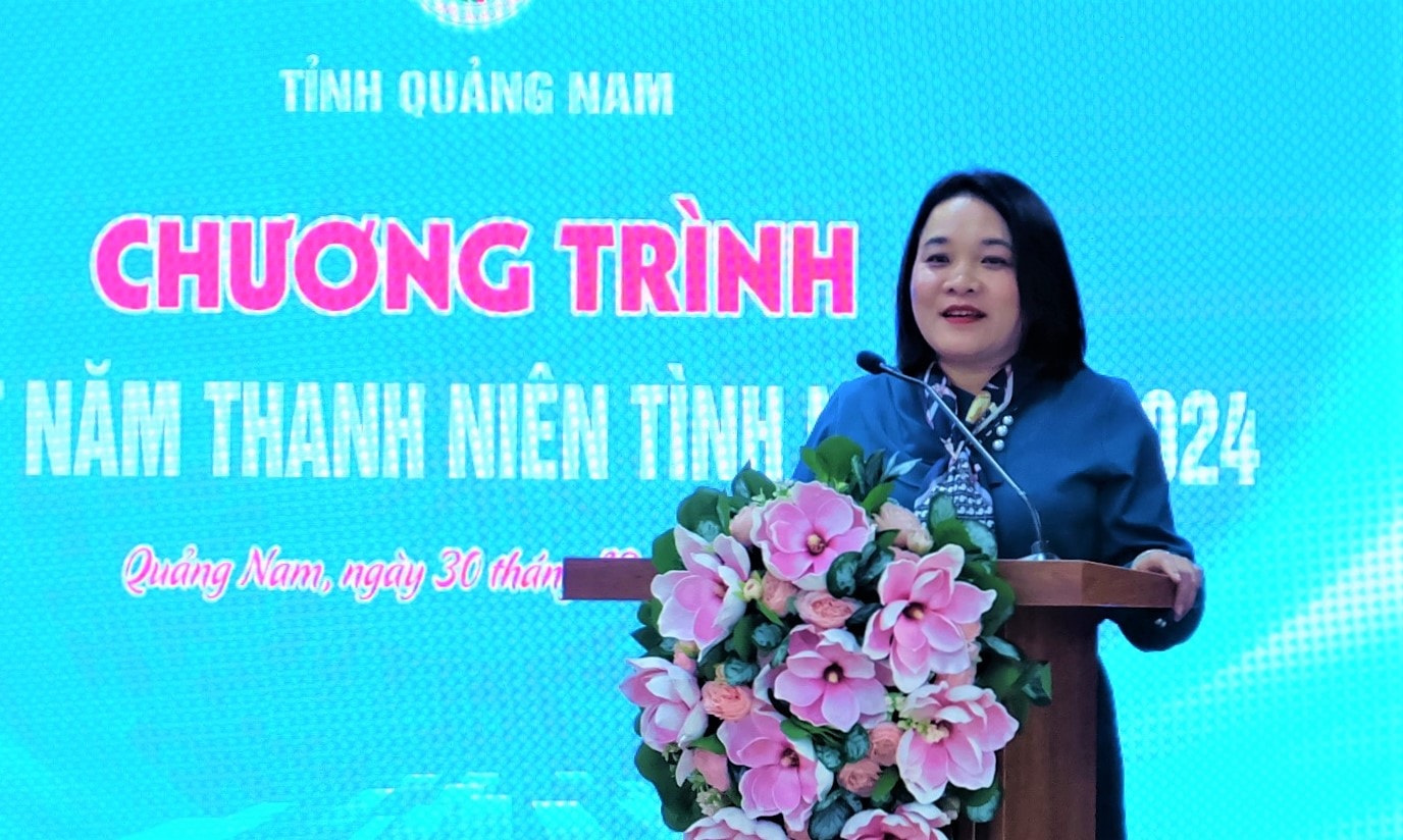 Đồng chí Huỳnh Thị Thùy Dung - Trưởng Ban Dân vận Tỉnh ủy phát biểu tại hội nghị. Ảnh: M.L