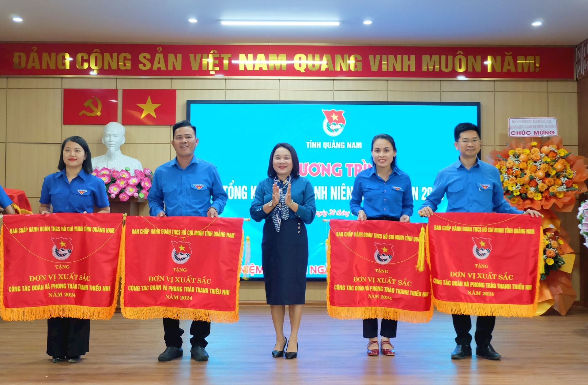 Trưởng Ban Dân vận Tỉnh ủy Huỳnh Thị Thùy Dung trao cờ thi đua cho 4 đơn vị có thành tích xuất sắc trong năm 2024. Ảnh: M.L