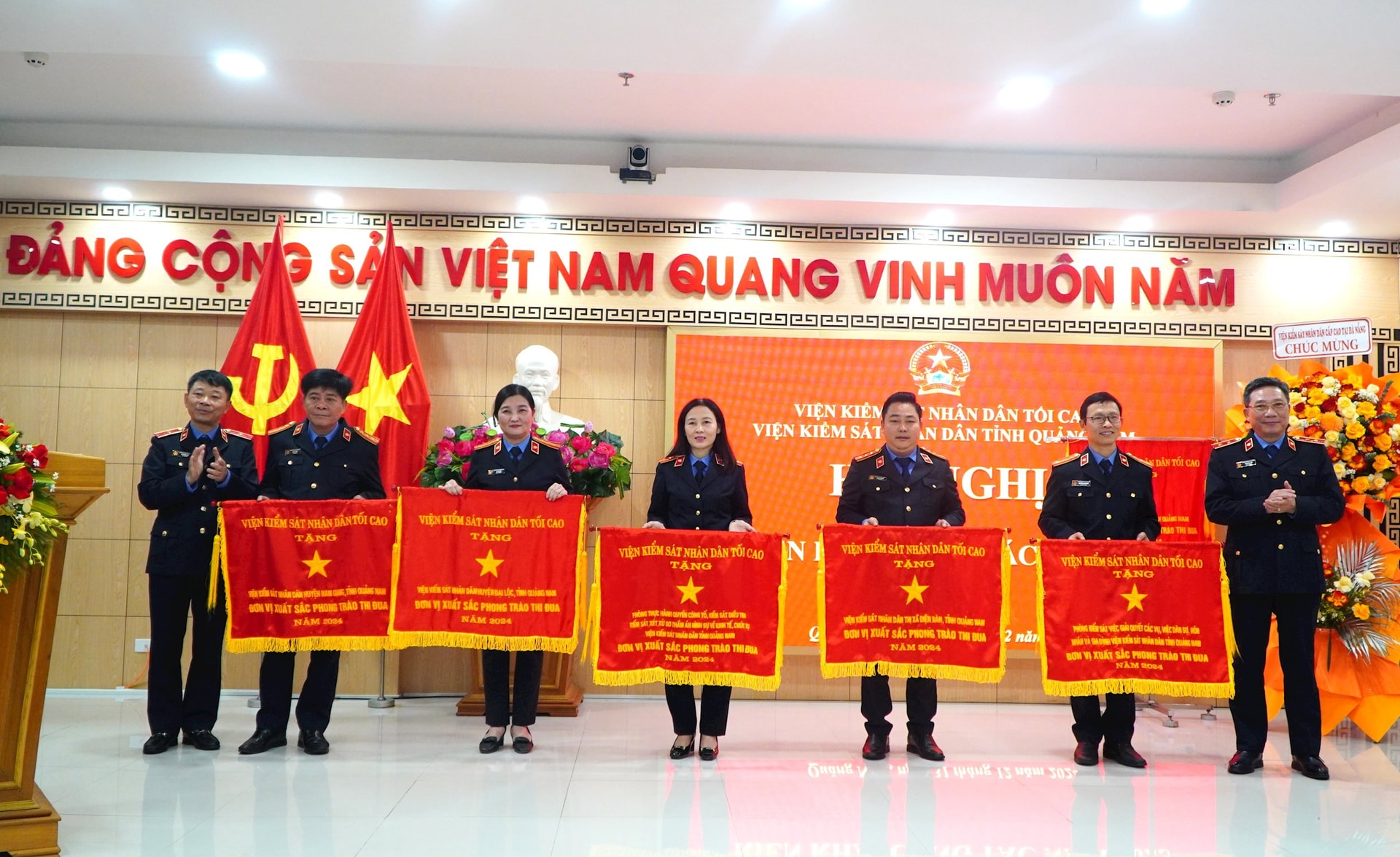 5 đơn vị VKSND cấp huyện được Viện trưởng VKSND tối cao tặng Cờ thi đua năm 2024. Ảnh: TÂM ĐAN