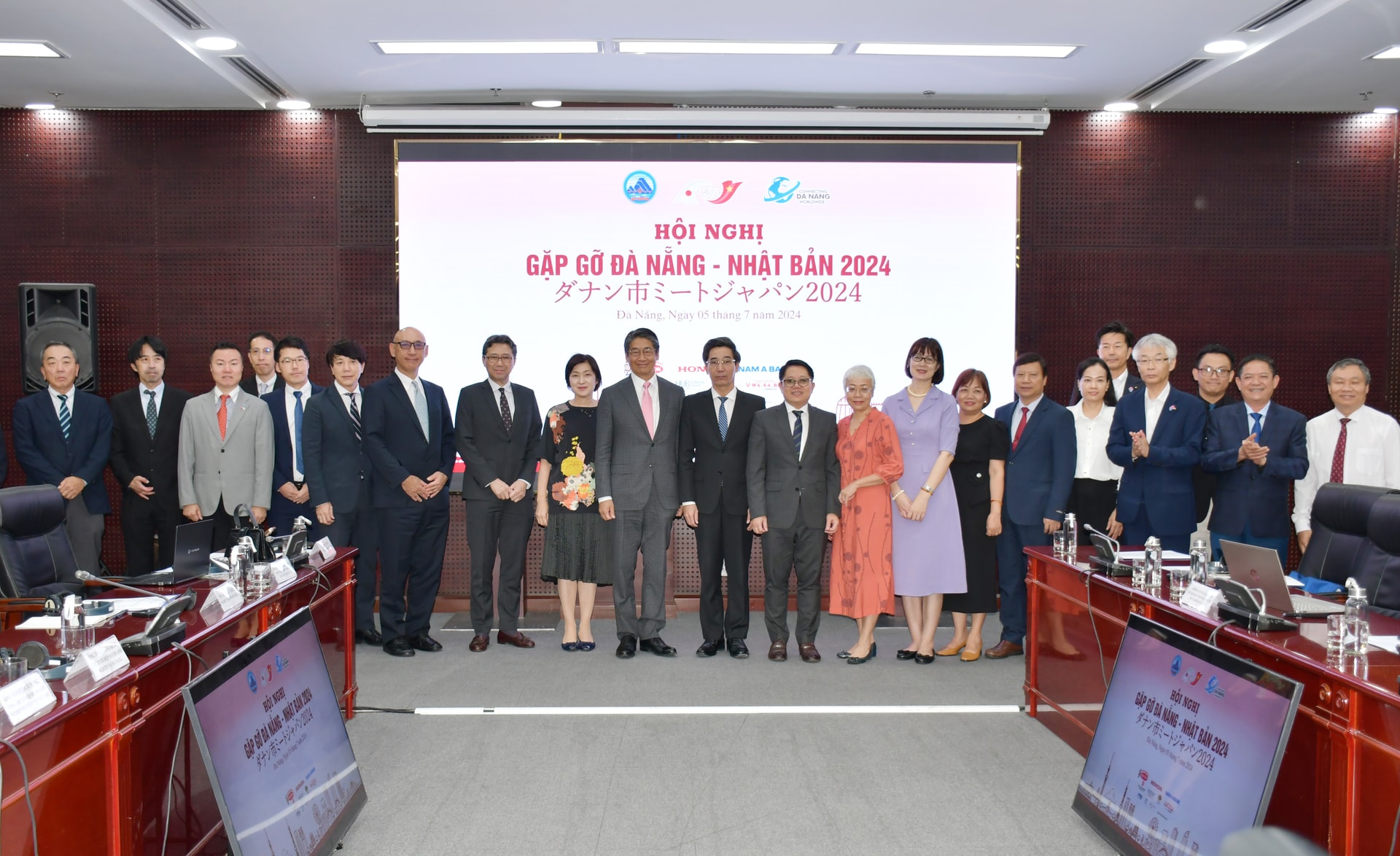 Lãnh đạo thành phố chụp ảnh lưu niệm với đại diện lãnh đạo, doanh nghiệp Nhật Bản tại hội nghị Gặp gỡ Đà Nẵng - Nhật Bản 2024. Ảnh: THÀNH LÂN