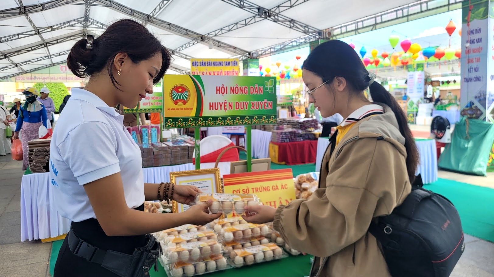 Sản phẩm trứng gà ác Hảo Nhân tham gia một hội chợ trưng bày sản phẩm nông nghiệp. Ảnh: M.L