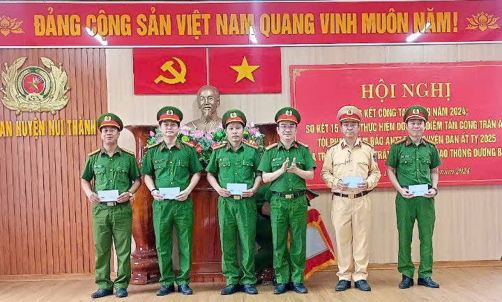 Trưởng Công an huyện Núi Thành thưởng nóng cho 5 tập thể xuất sắc. Ảnh V,P