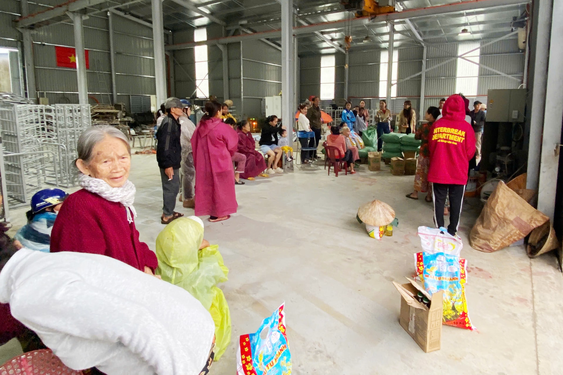 100 trường hợp được nhận quà tết từ Công ty TNHH Kỹ thuật công nghiệp Đại Việt