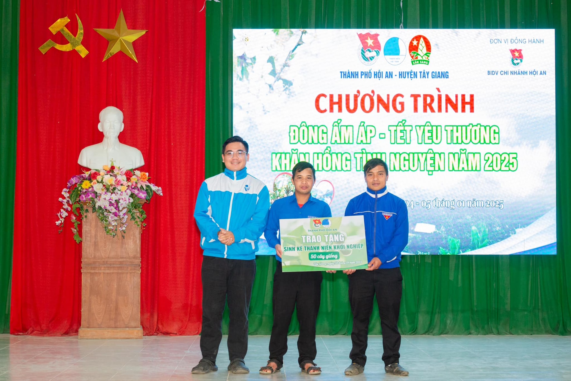 Thành đoàn Hội An trao tặng 100 cây giống hỗ trợ thanh niên địa phương kết nghĩa khởi nghiệp