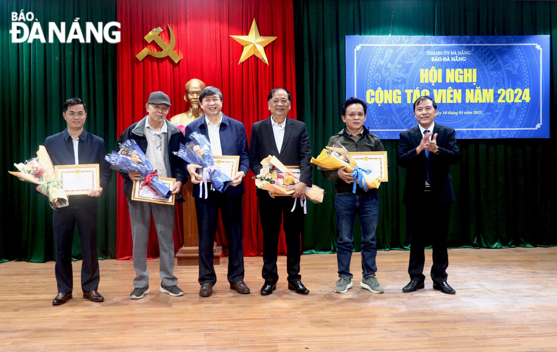 Tổng Biên tập Báo Đà Nẵng Nguyễn Đức Nam (ngoài cùng, bên phải) khen thưởng cho các CTV xuất sắc năm 2024. Trong ảnh (từ trái sang): CTV Vũ Hưng, nhà báo Trương Điện Thắng, nhà nghiên cứu Bùi Văn Tiếng, nguyên Tổng biên tập Báo Đà Nẵng Mai Đức Lộc, nhiếp ảnh gia Đặng Minh Tú.