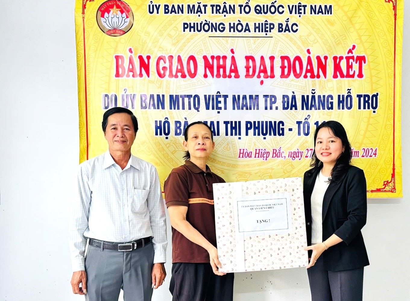 Các địa phương triển khai đa dạng, đầy đủ chính sách hỗ trợ hộ nghèo. Trong ảnh: Lãnh đạo Ủy ban MTTQ Việt Nam quận Liên Chiểu tặng quà chúc mừng hộ nghèo có nhà mới. Ảnh: LAM PHƯƠNG