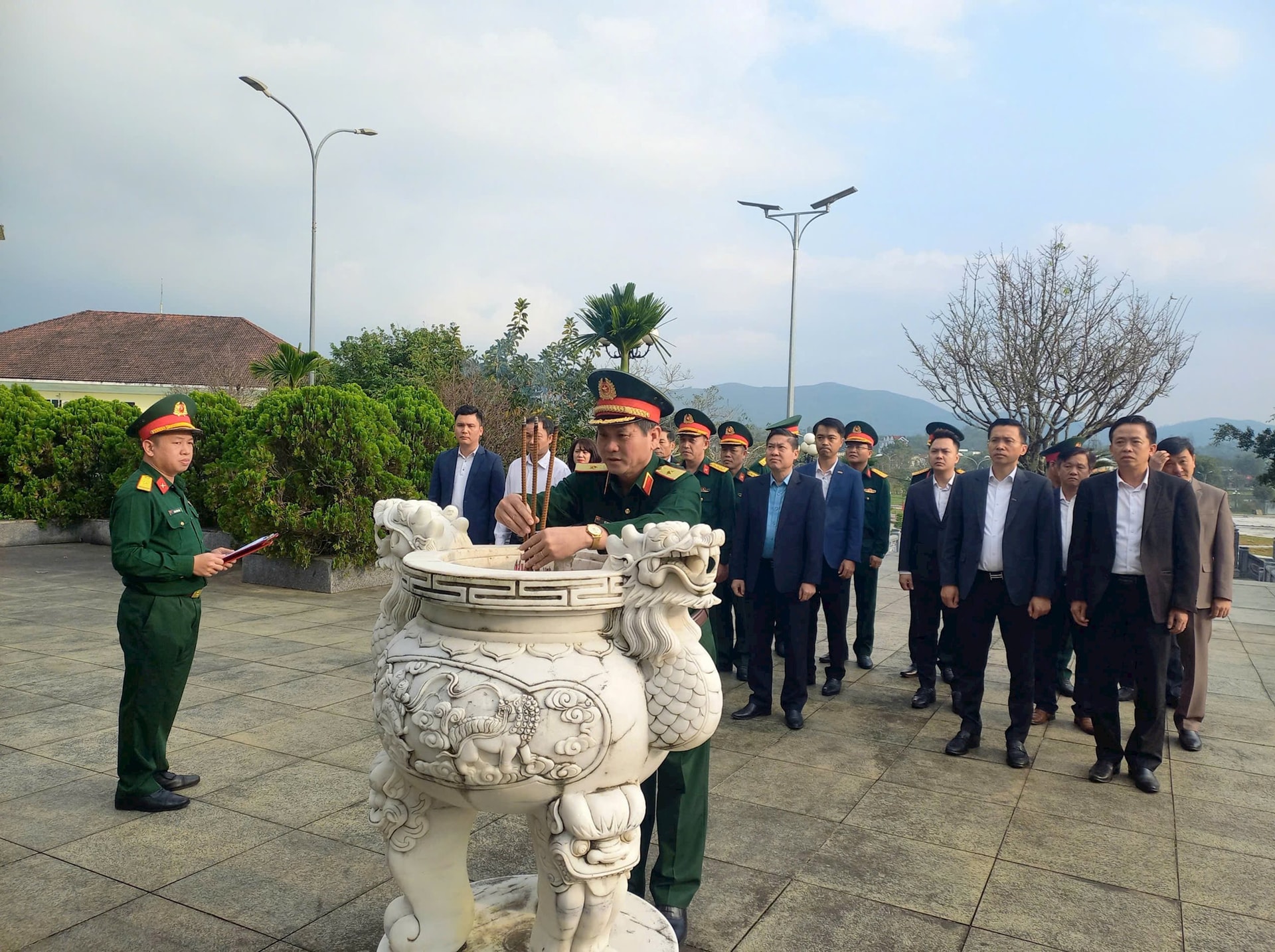 Thiếu tướng Lê Ngọc Hải - Phó Tư lệnh, Tham mưu trưởng Quân khu 5 dâng hương tại Đền tưởng niệm các anh hùng liệt sĩ huyện Quế Sơn. Ảnh: D.T