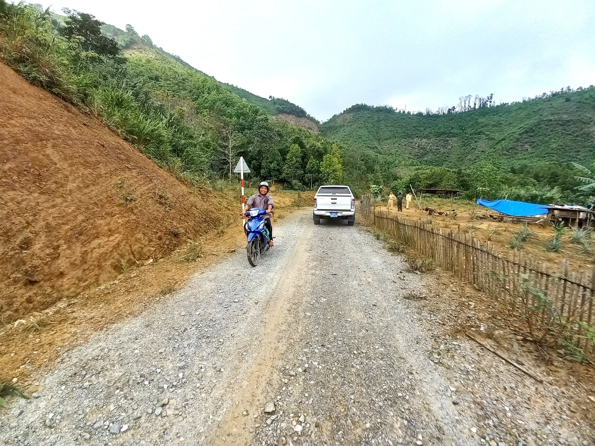 Thiếu kinh phí kiên cố hóa bê tông mặt đường, tuyến đường vào khu dân cư A Dinh chưa phát huy tối đa hiệu quả đầu tư. Ảnh: C.