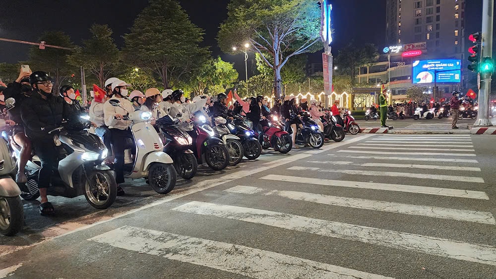 Người dân Đà Nẵng chấp hành việc dừng tín hiệu đèn giao thông khi “ăn mừng” đội tuyển Việt Nam vô địch AFF Cup 2024 (ảnh chụp tối 6-1 tại đường Nguyễn Văn Linh). Ảnh: VIỆT ÂN