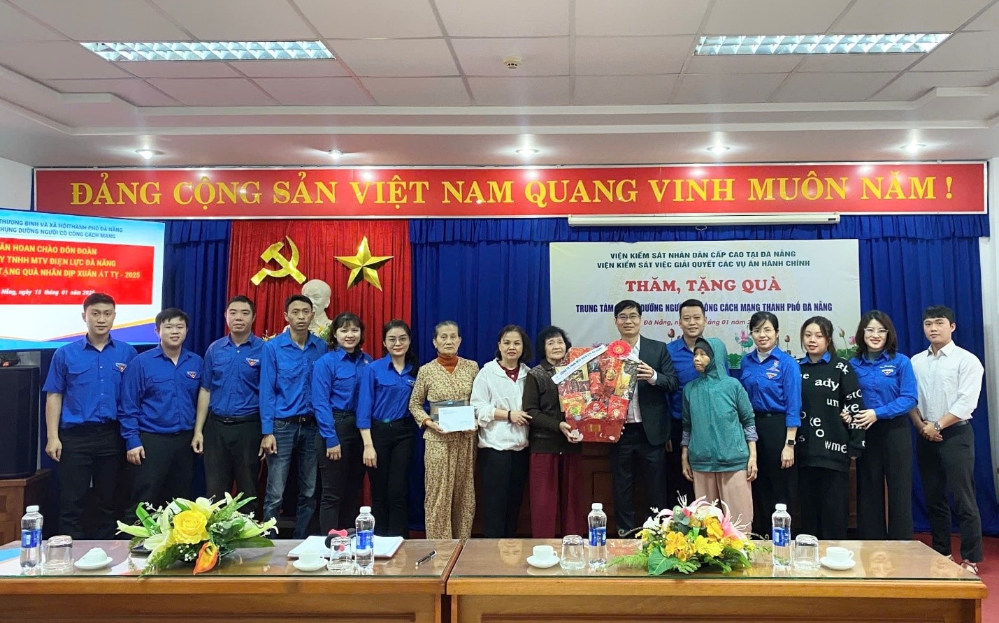   Ông Bùi Đỗ Quốc Huy – Phó giám đốc, Phó chủ tịch Công đoàn Công ty và Đoàn Thanh niên đến thăm và tặng quà Trung tâm phụng dưỡng người có công cách mạng thành phố Đà Nẵng.