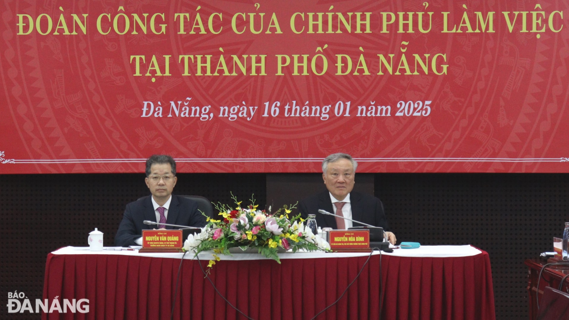 Phó Thủ tướng Thường trực Chính phủ Nguyễn Hòa Bình (bên phải) cùng Bí thư Thành ủy Đà Nẵng Nguyễn Văn Quảng (bên trái) chủ trì buổi làm việc. Ảnh: HOÀNG HIỆP
