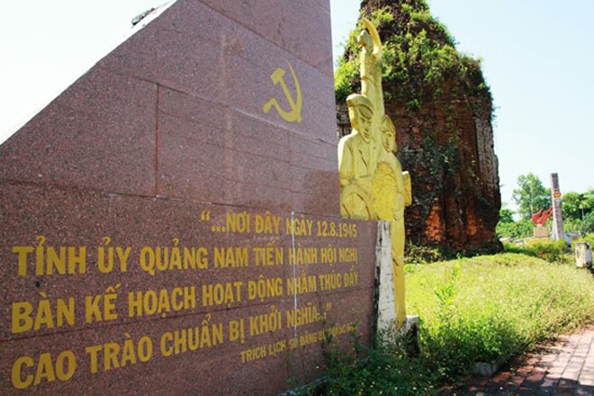 Bia di tích lịch sử nhà ông Nguyễn Chiến (thôn Khương Mỹ, xã Tam Xuân 1, huyện Núi Thành) nơi Tỉnh ủy Quảng Nam tổ chức hội nghị quyết định khởi nghĩa giành chính quyền trong Cách mạng tháng Tám 1945