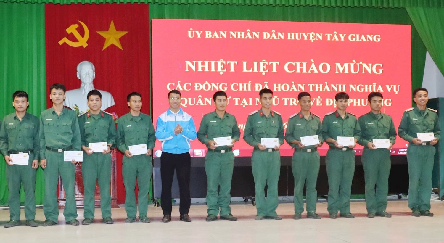 ubnd-huyen-tay-giang-trao-tang-qua-cho-quan-nhan-hoan-thanh-nghia-vu-quan-su-tai-ngu-nam-2025.jpg