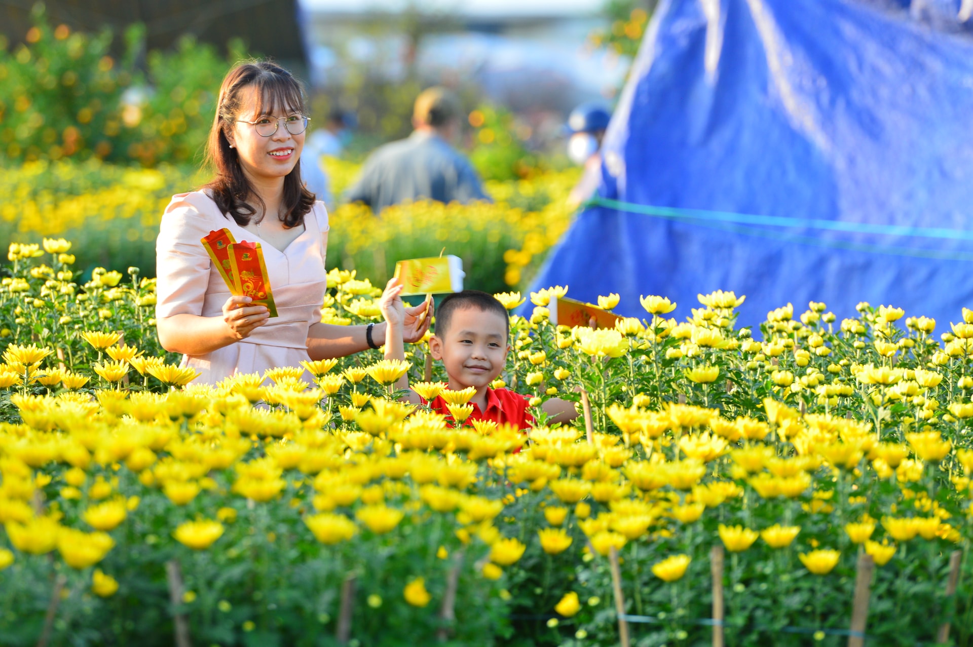 Chợ hoa Tết luôn thu hút người dân đến tham quan, chiêm ngưỡng và chụp hình lưu những khoảnh khắc bên người thân. Ảnh: LÂM VIÊN