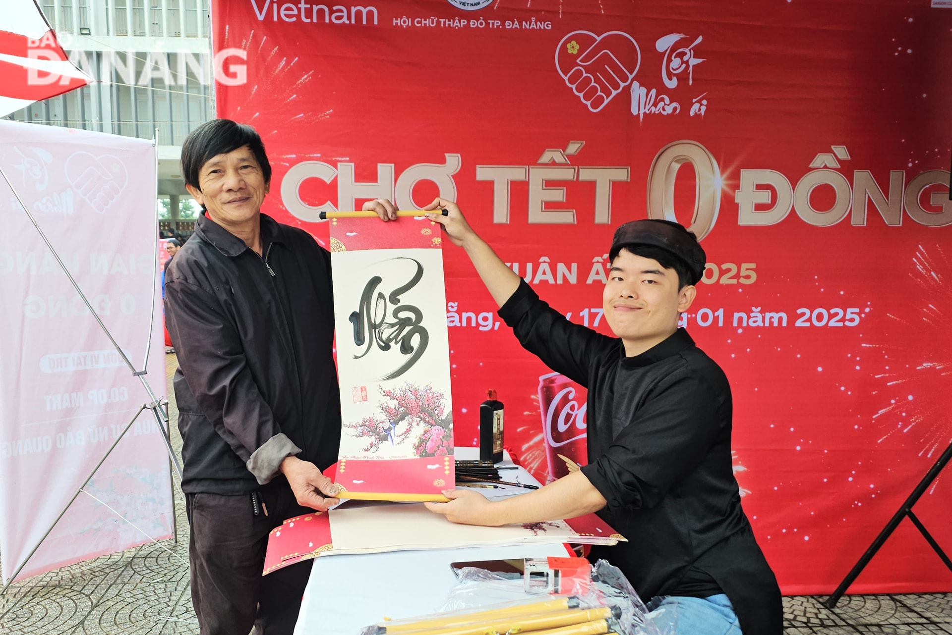 Người dân tham gia “Chợ Tết 0 đồng xuân Ất Tỵ năm 2025” được tặng chữ thư pháp. Ảnh: L.P