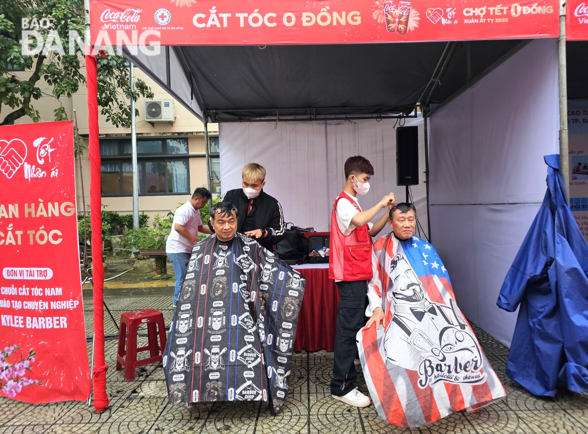 Phiên chợ còn có gian hàng cắt tóc 0 đồng. Ảnh: L.P
