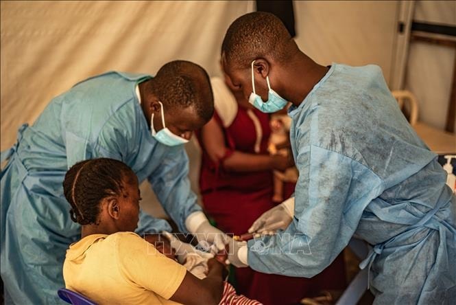 Nhân viên y tế điều trị cho bệnh nhân mắc đậu mùa khỉ tại Goma, CHDC Congo ngày 15-8-2024. Ảnh: THX/TTXVN