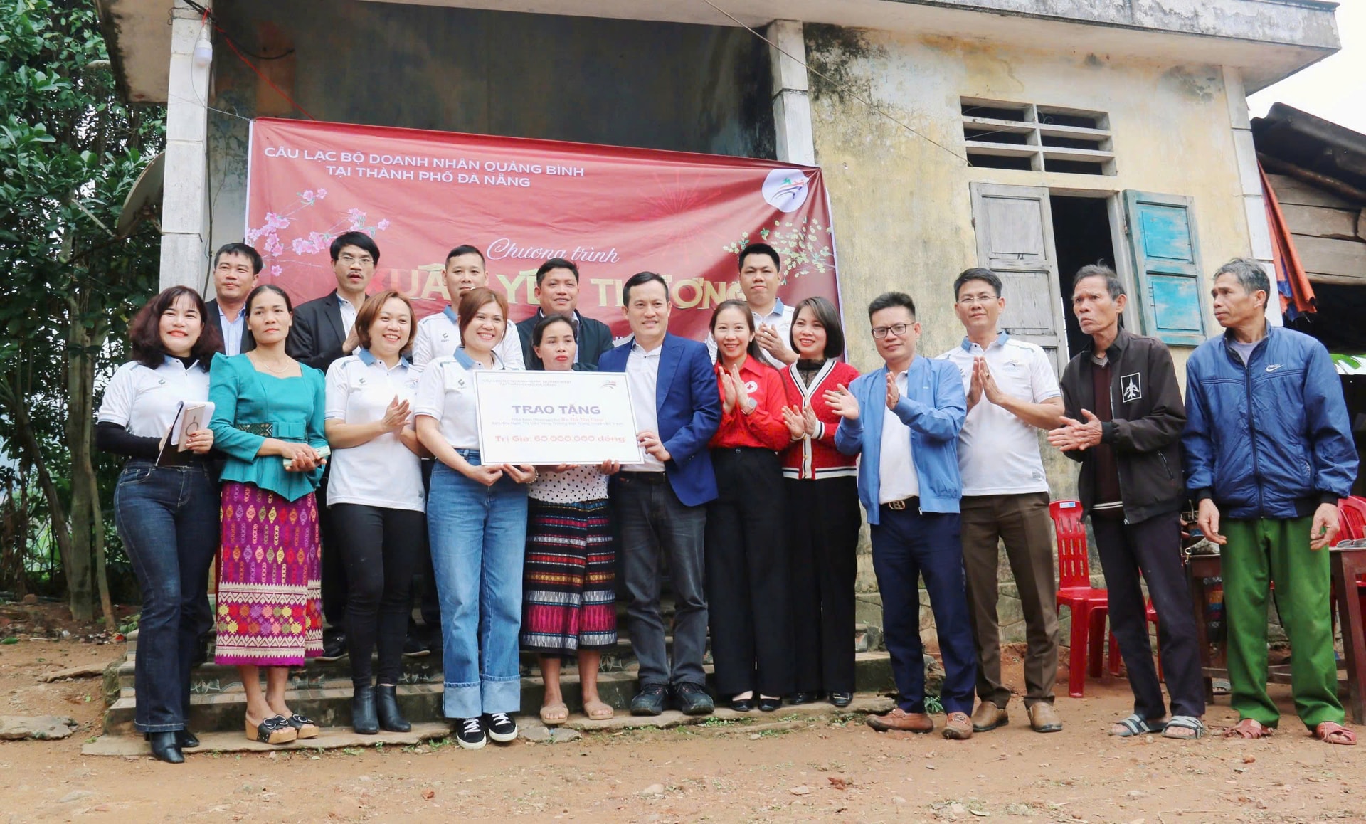 CLB Doanh nhân Quảng Bình tại Đà Nẵng trao tặng 60 triệu đồng xây dựng Nhà tình thương tại Bản Khe Ngát (huyện Bố Trạch). Ảnh: THANH TÌNH