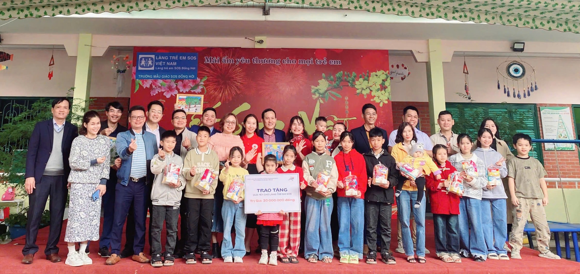 CLB Doanh nhân Quảng Bình tại Đà Nẵng thăm và tặng quà tại Làng trẻ em SOS Đồng Hới. Ảnh: THANH TÌNH