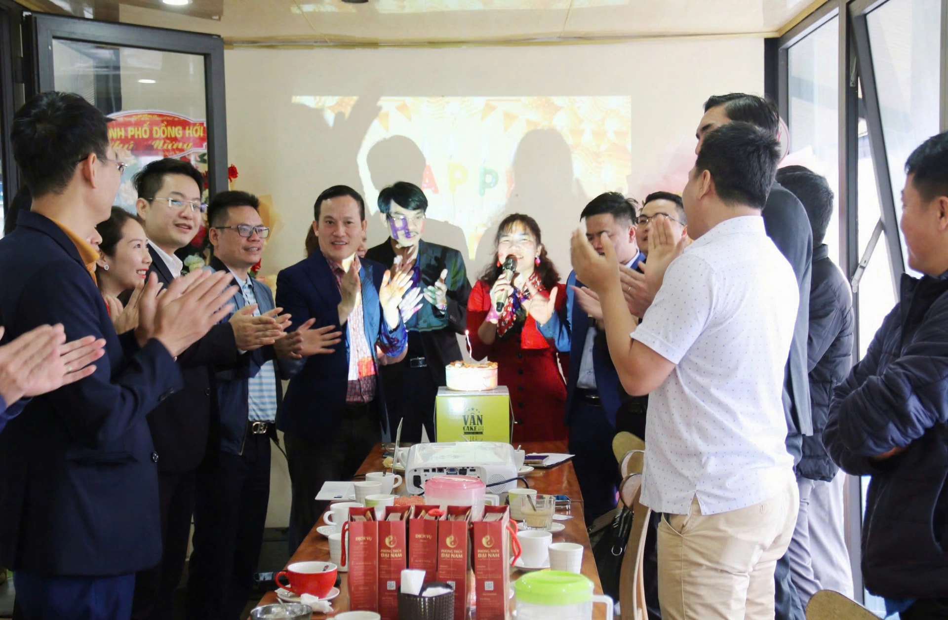 CLB Doanh nhân Quảng Bình tại Đà Nẵng phối hợp Hội Doanh nhân trẻ tỉnh Quảng Bình tổ chức buổi cà phê kết nối doanh nhân. Ảnh: THANH TÌNH