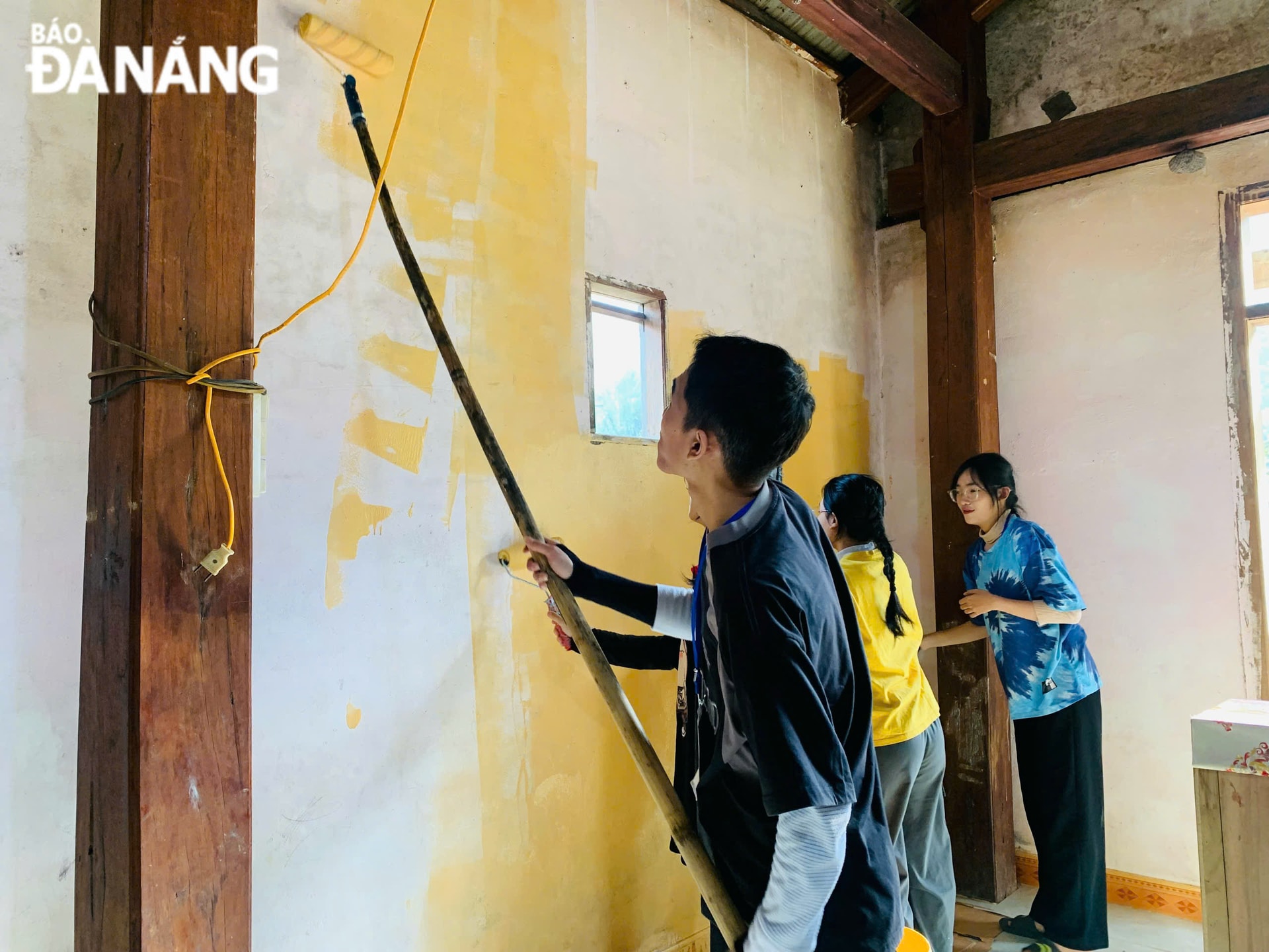 Chương trình gồm các hoạt động: hỗ trợ lợp mái tôn, sơn sửa nhà cho các hộ dân khó khăn; dạy học; tổ chức “Phiên chợ 0 đồng”...