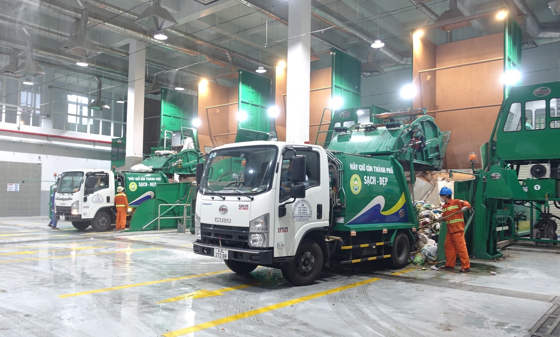 Trạm trung chuyển rác trên đường Lê Thanh Nghị, quận Hải Châu. Ảnh: VĂN HOÀNG