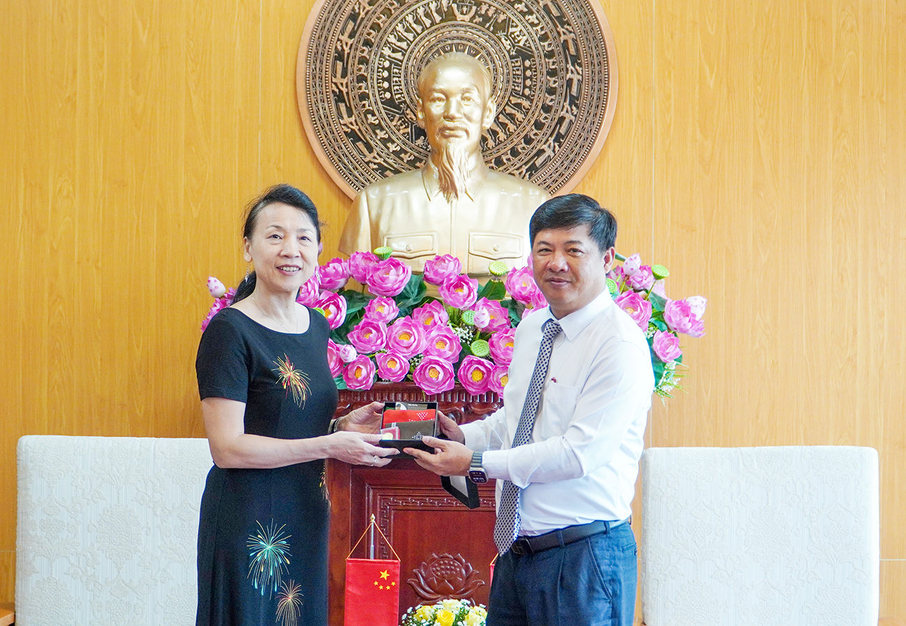 Bí thư Tỉnh uỷ Lương Nguyễn Minh Triết tiếp xã giao bà Đổng Bích Du - Tổng Lãnh sự Trung Quốc tại Đà Nẵng.