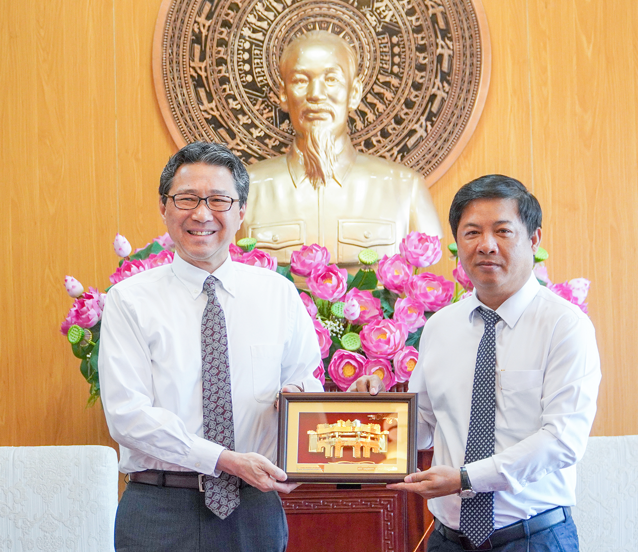 Bí thư Tỉnh uỷ Lương Nguyễn Minh Triết tiếp xã giao ông Mori Takero - Tổng Lãnh sự Nhật Bản tại Đà Nẵng.