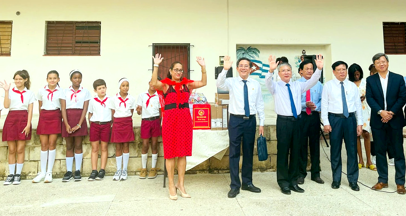 Đồng chí Nguyễn Đức Dũng - Phó Bí thư Thường trực Tỉnh ủy, Chủ tịch HĐND tỉnh thăm, làm việc tại Cuba. Ảnh T.T