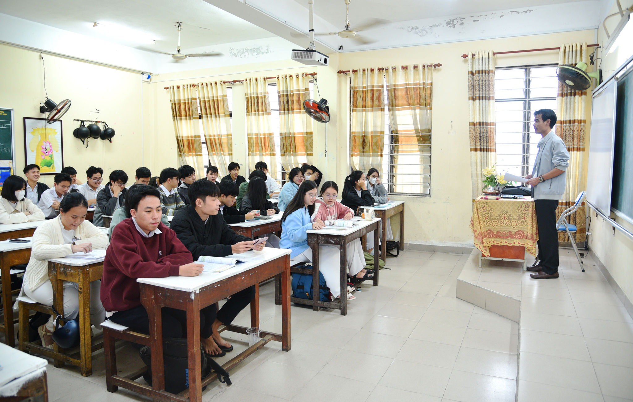 Theo khảo sát sơ bộ, Trường THPT Trần Phú có hơn 600 học sinh đăng ký Ngoại ngữ là môn thi tự chọn trong kỳ thi tốt nghiệp THPT 2025. Ảnh: XUÂN DŨNG