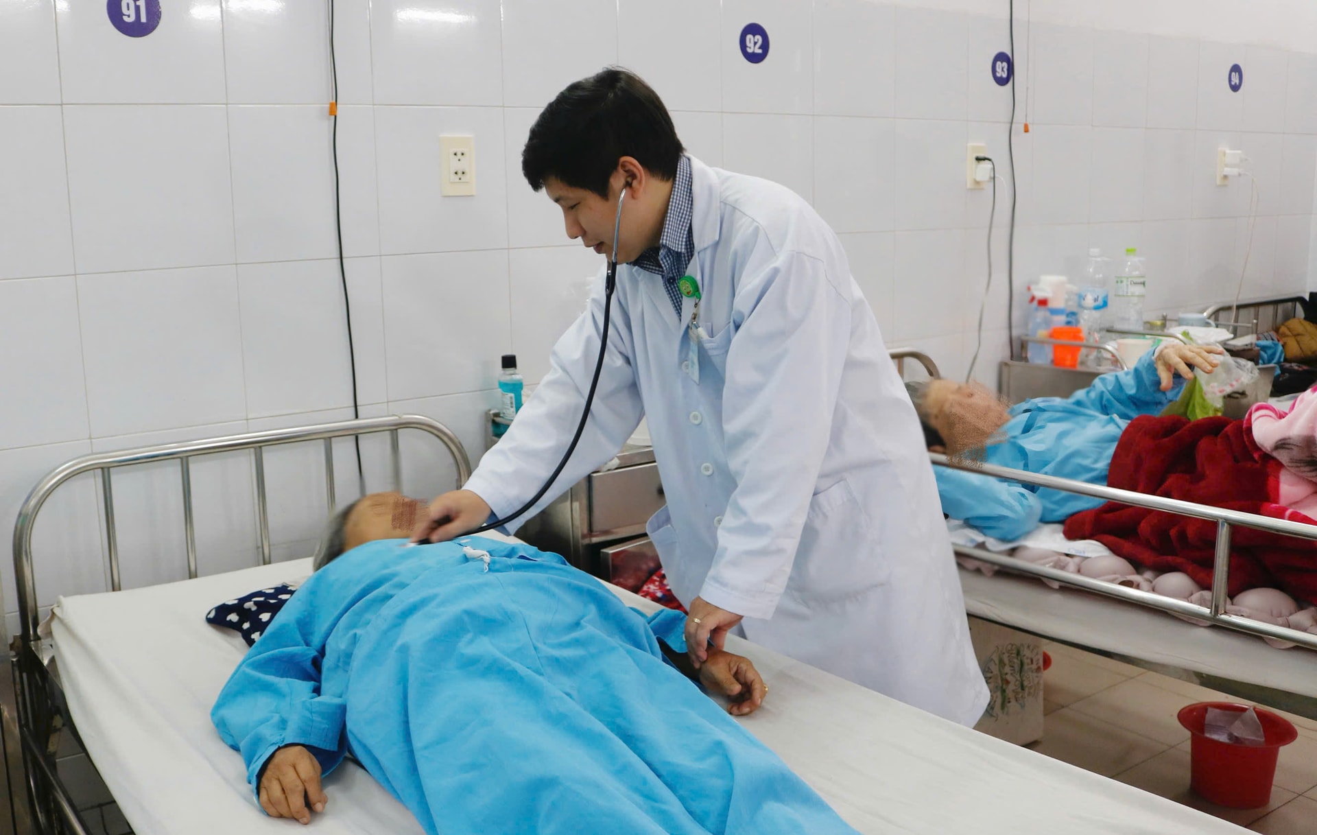 Khi thời tiết chuyển lạnh, số lượng bệnh nhân cao tuổi đến khám và nhập viện điều trị tại Bệnh viện Đà Nẵng tăng. Ảnh: THU DUYÊN - QUỐC CƯỜNG