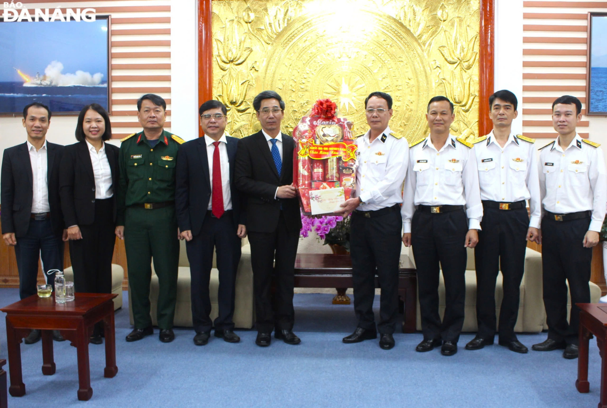 Phó Chủ tịch UBND thành phố Trần Chí Cường (thứ 5, bên trái sang) đến thăm, chúc Tết tại Bộ Tư lệnh Vùng 3 Hải quân. Ảnh: N.Q