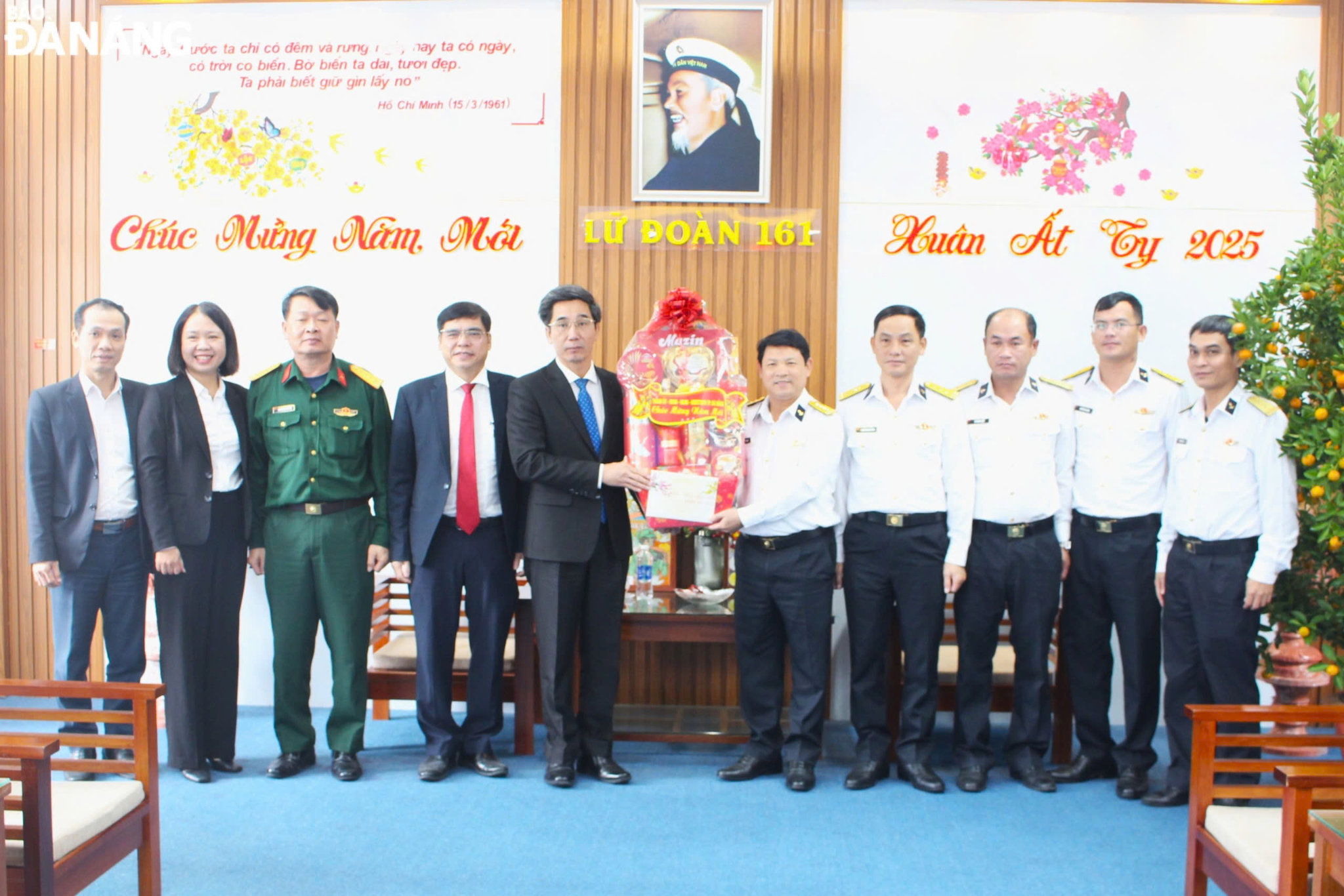 Phó Chủ tịch UBND thành phố Trần Chí Cường (thứ 5, bên trái sang) đến thăm, chúc Tết tại Lữ đoàn 161 (Bộ Tư lệnh Vùng 3 Hải quân). Ảnh: N.Q