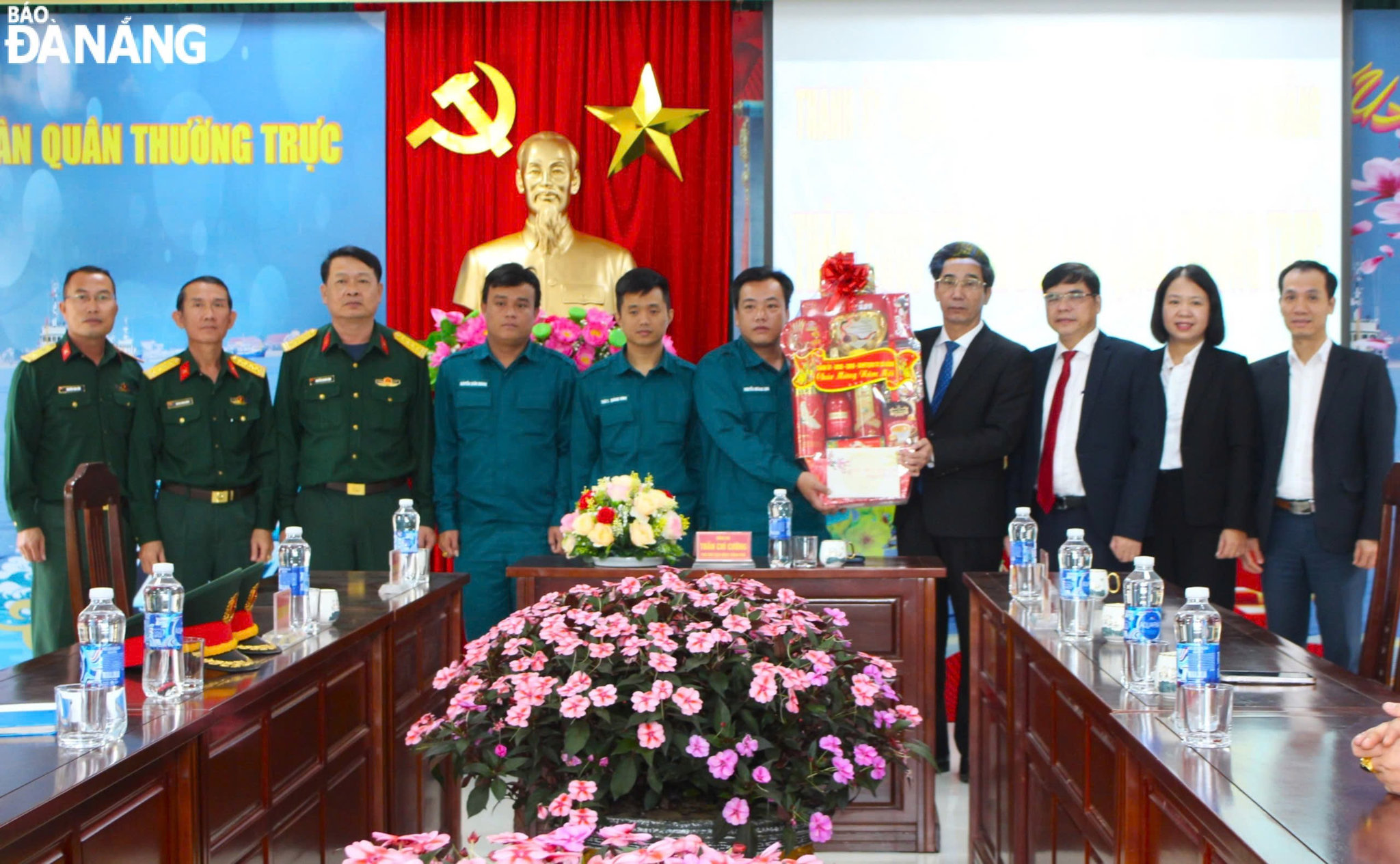 Phó Chủ tịch UBND thành phố Trần Chí Cường (thứ 4, bên phải sang) đến thăm, chúc Tết tại Hải đội Dân quân thường trực thành phố. Ảnh: N.Q
